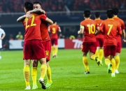 九游娱乐app下载-足球盛宴，球员们全力以赴争胜