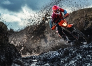 九游体育-亚洲之光闪耀欧陆，三笘薰关键破局，勒沃库森强压伊朗防线