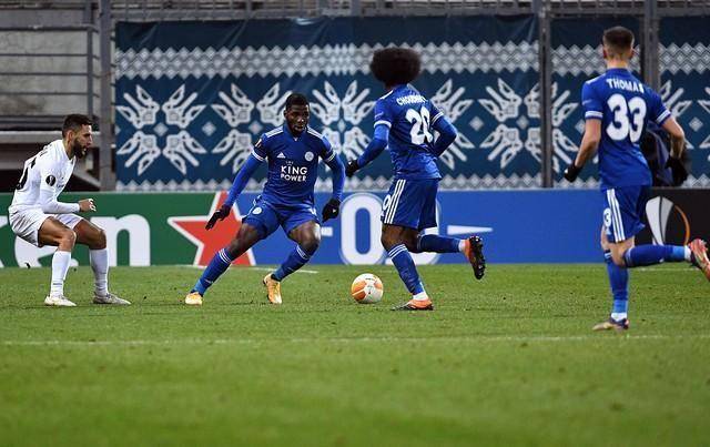 包含沙尔克04队德甲赛场连续不胜，遭遇严峻挑战的词条