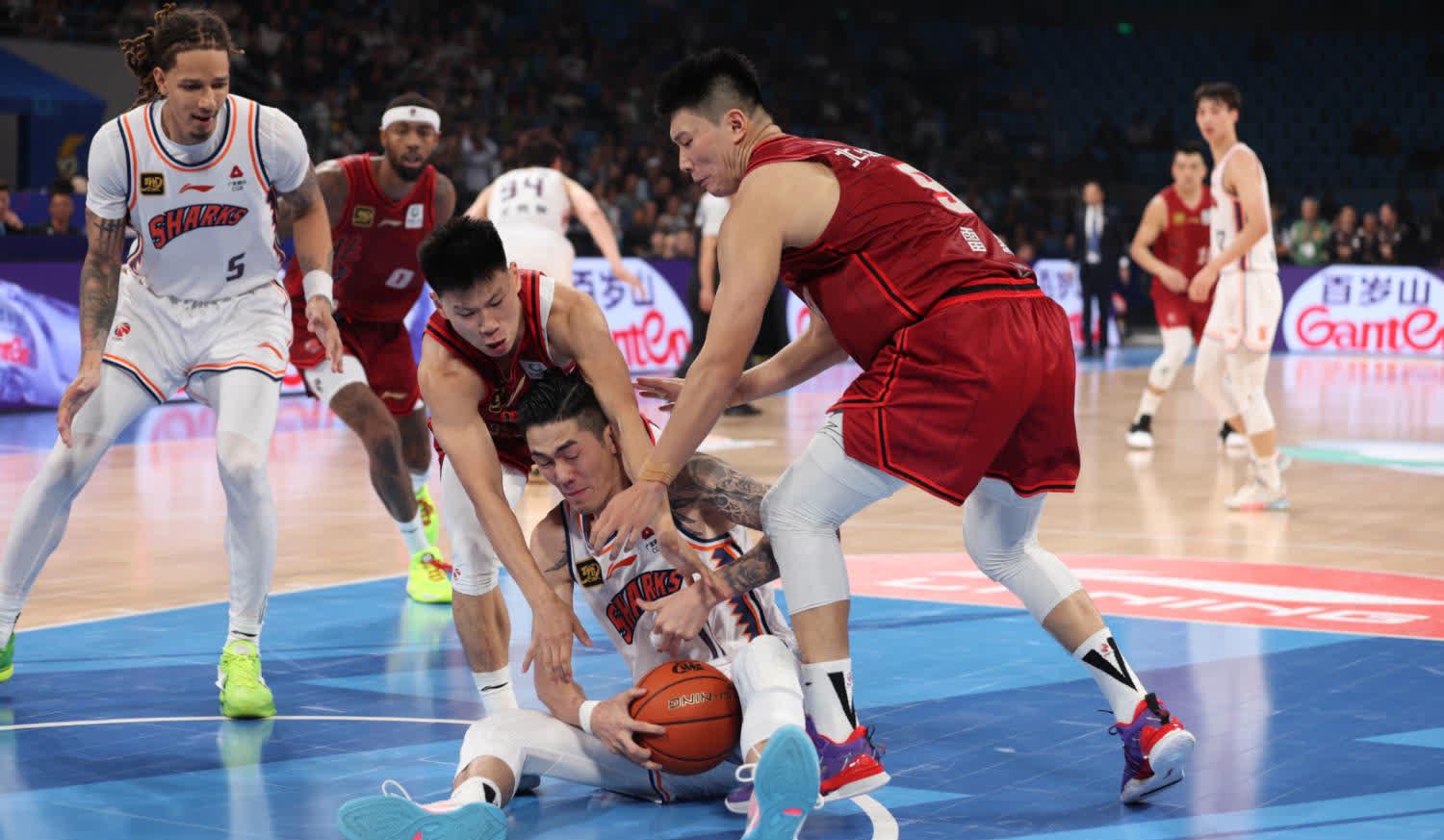 精彩瞬间：运动员为国争荣耀，赛场上演强强对决的简单介绍