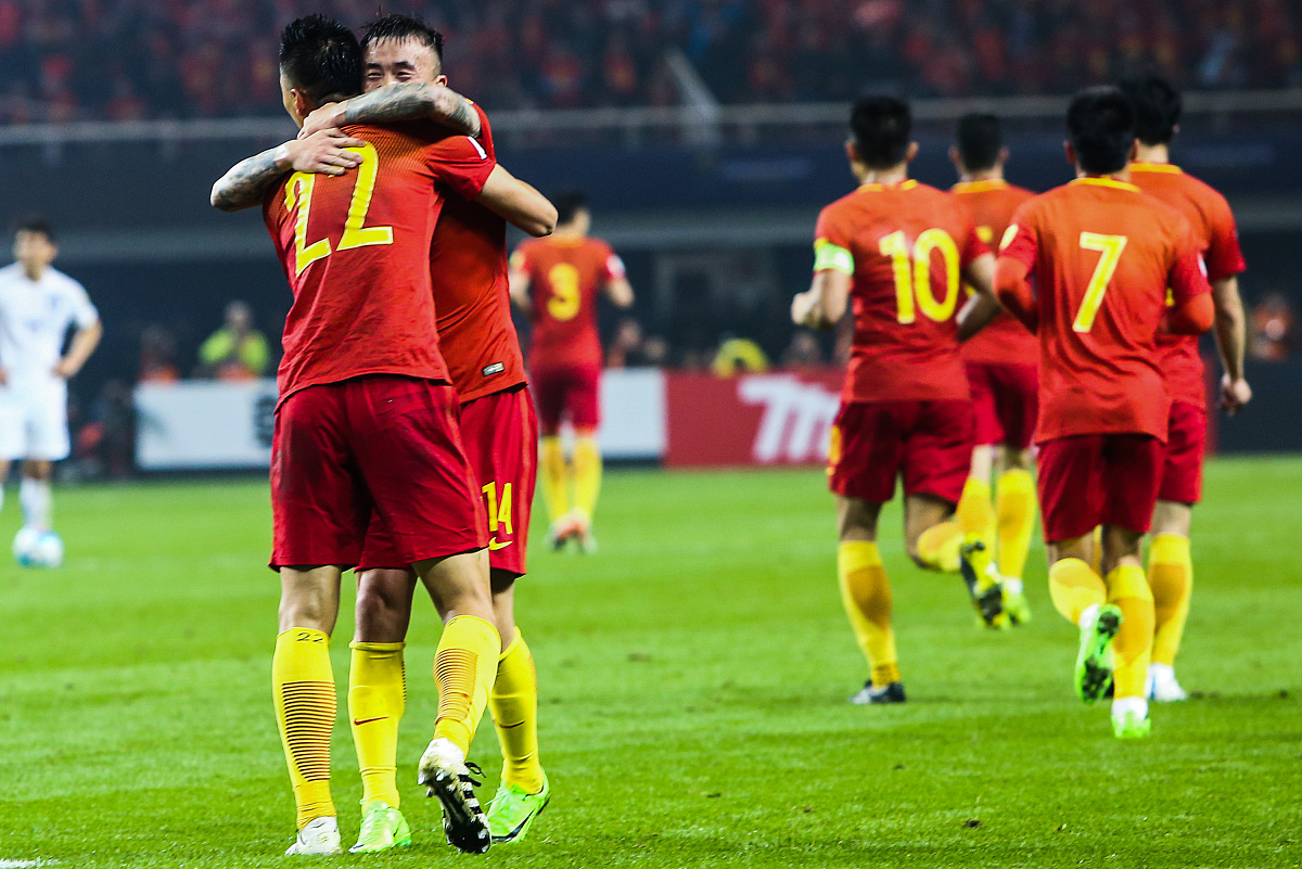 足球盛宴，球员们全力以赴争胜