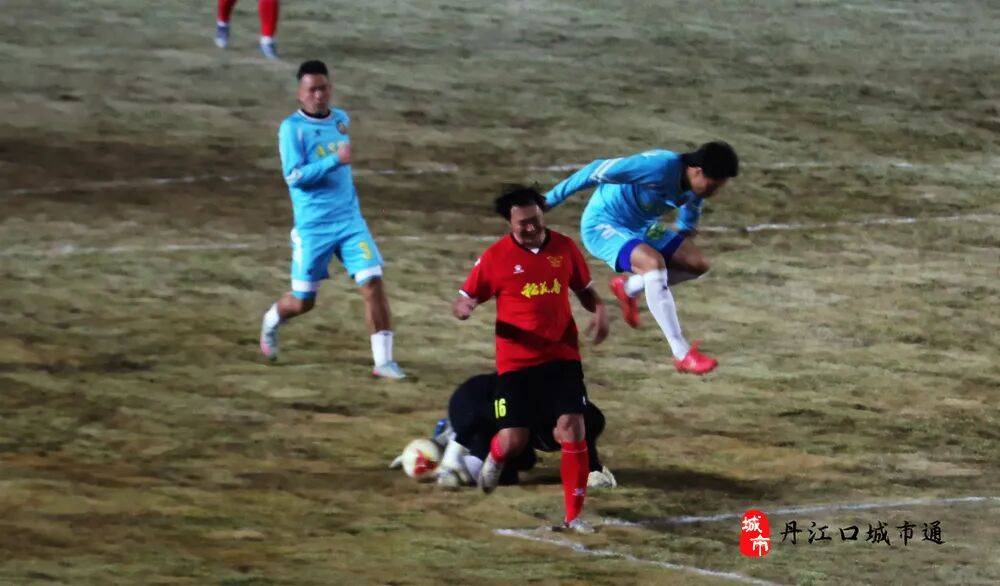 足球盛宴，球员们全力以赴争胜