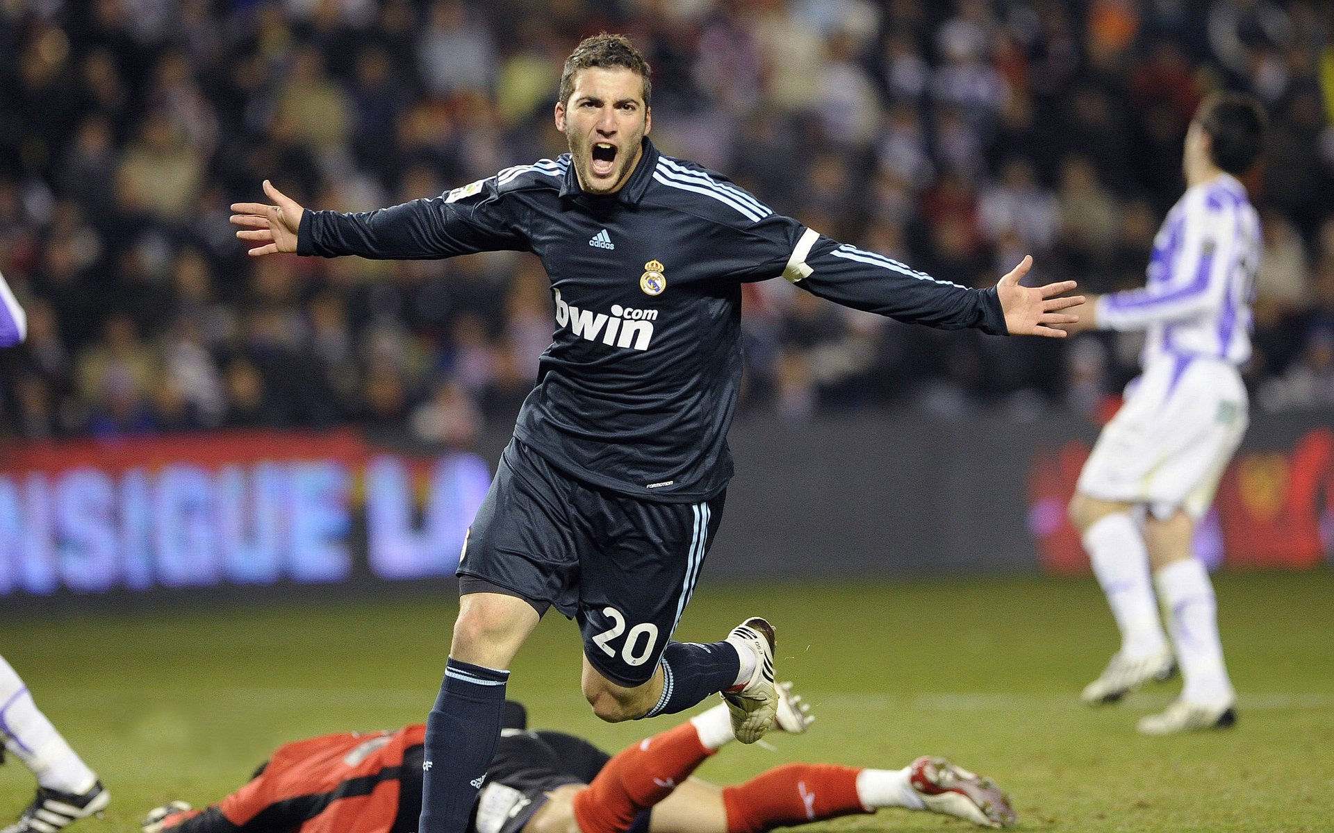 绿茵场上的地理错位,当南非对阵佛罗伦萨,卡瓦哈尔如何统治全场